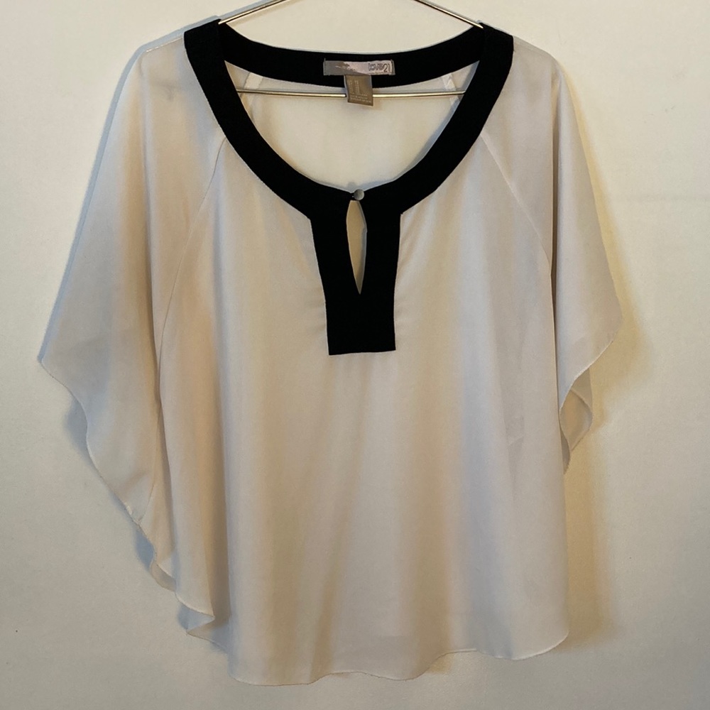 ❤️‍🔥 $5 ❤️‍🔥 or 3 /$12 ❤️‍🔥 Black & White Short Sleeve Blouse - Forever 21 XS